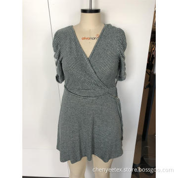 Gestreiftes Kurzarmkleid mit V-Ausschnitt